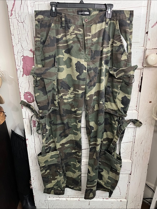 Fashion Nova Pants - NWOT Fashion Nova Green Camo Cargo Utility Pants TIES AT KNEES Sz 1X Polyester